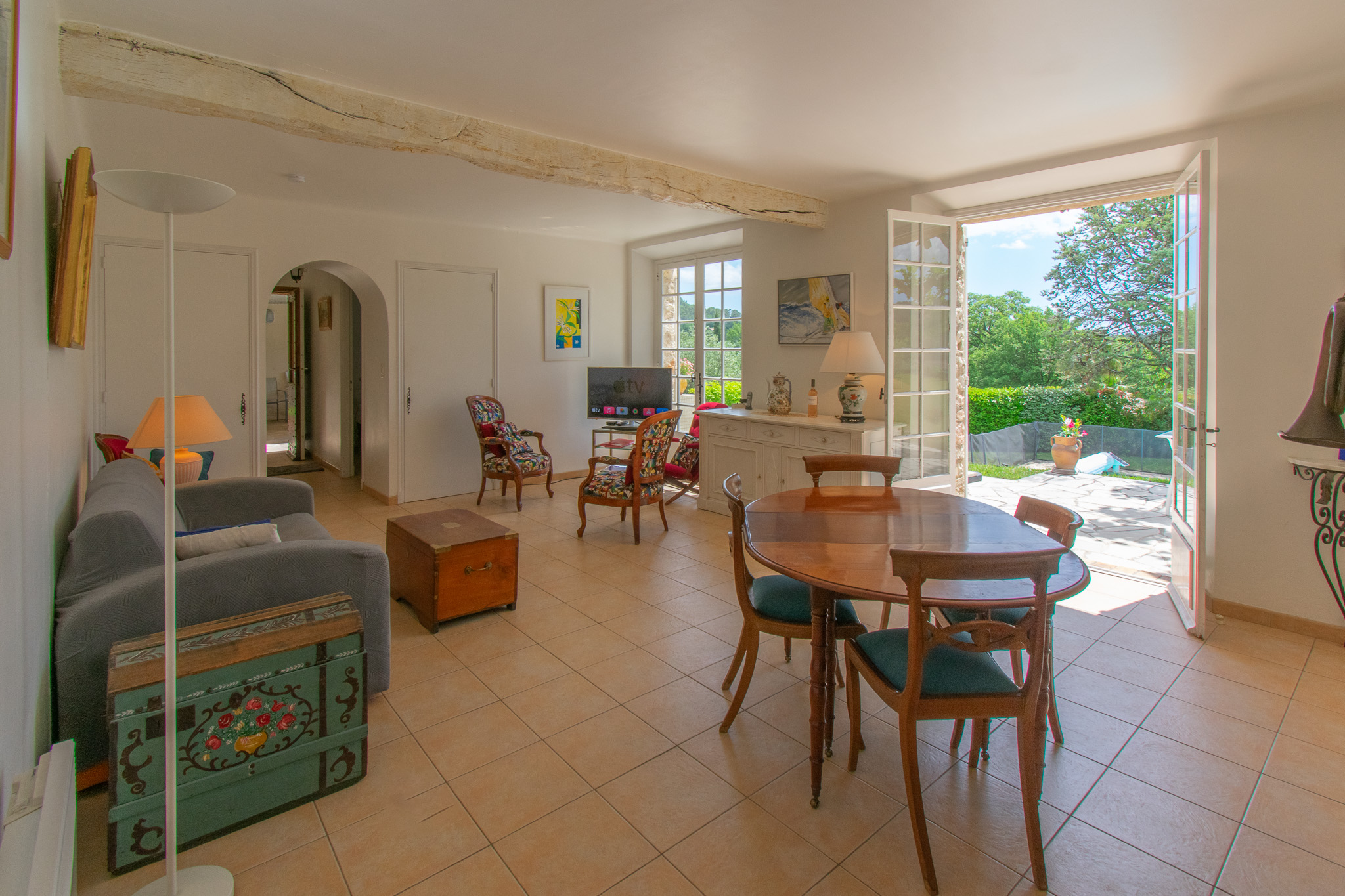 Vue intérieure du séjour du Mas de L'Ormeau