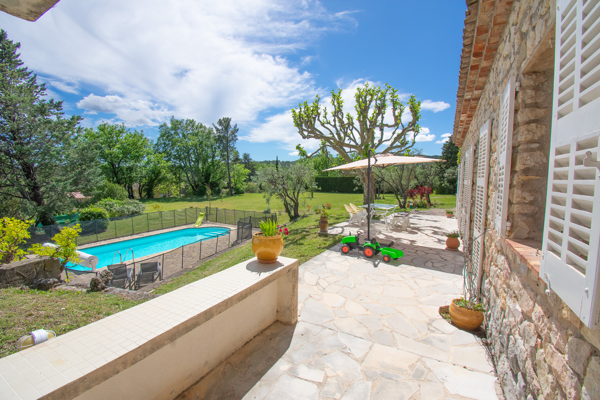 Terrasse ou extérieur du Mas de L'Ormeau