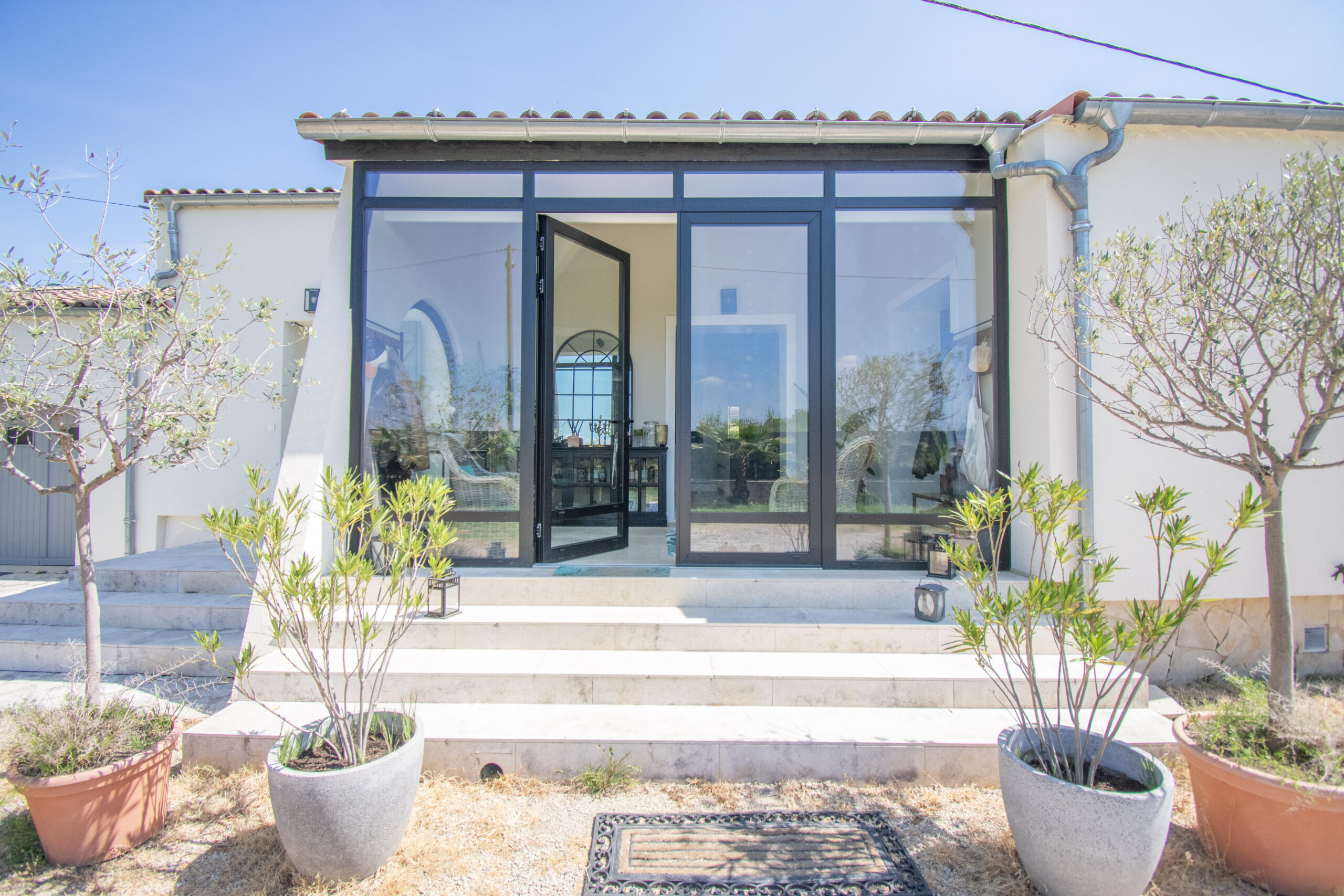Terrasse et espaces extérieurs de la villa avec piscine privée
