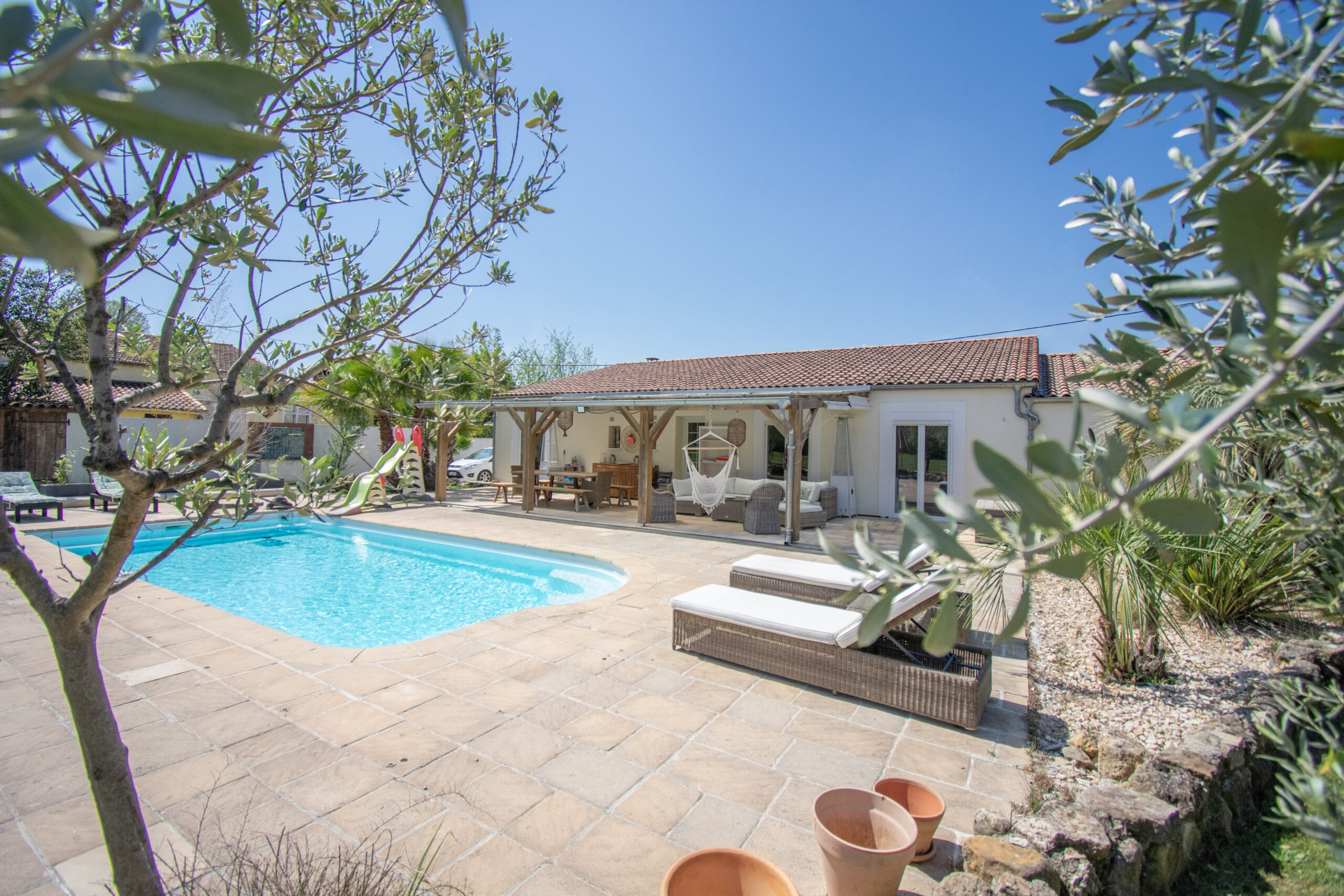 Vue extérieure de la Villa Chic à Montauroux avec jardin et piscine