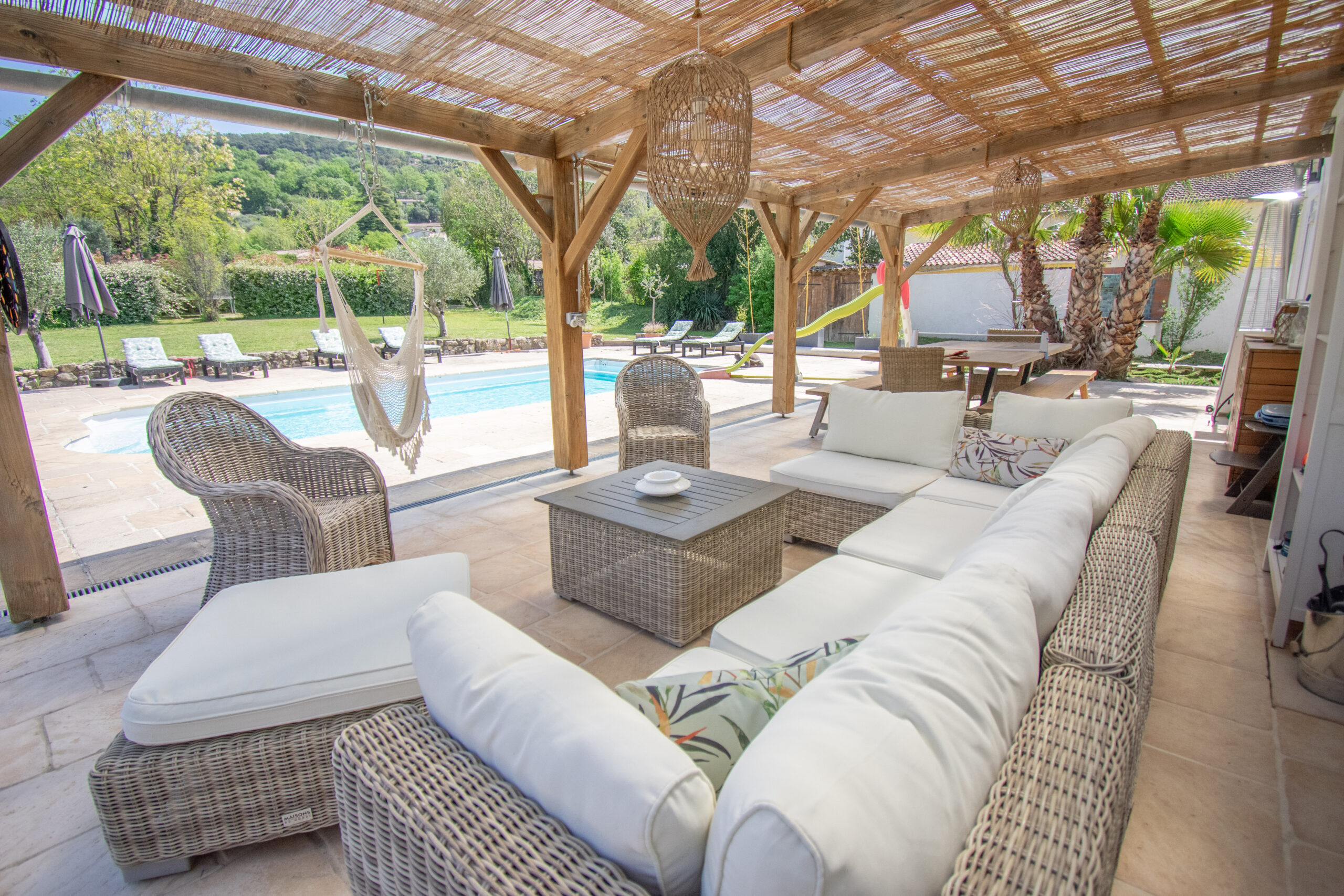 Piscine privée et terrasse couverte de la villa à Montauroux