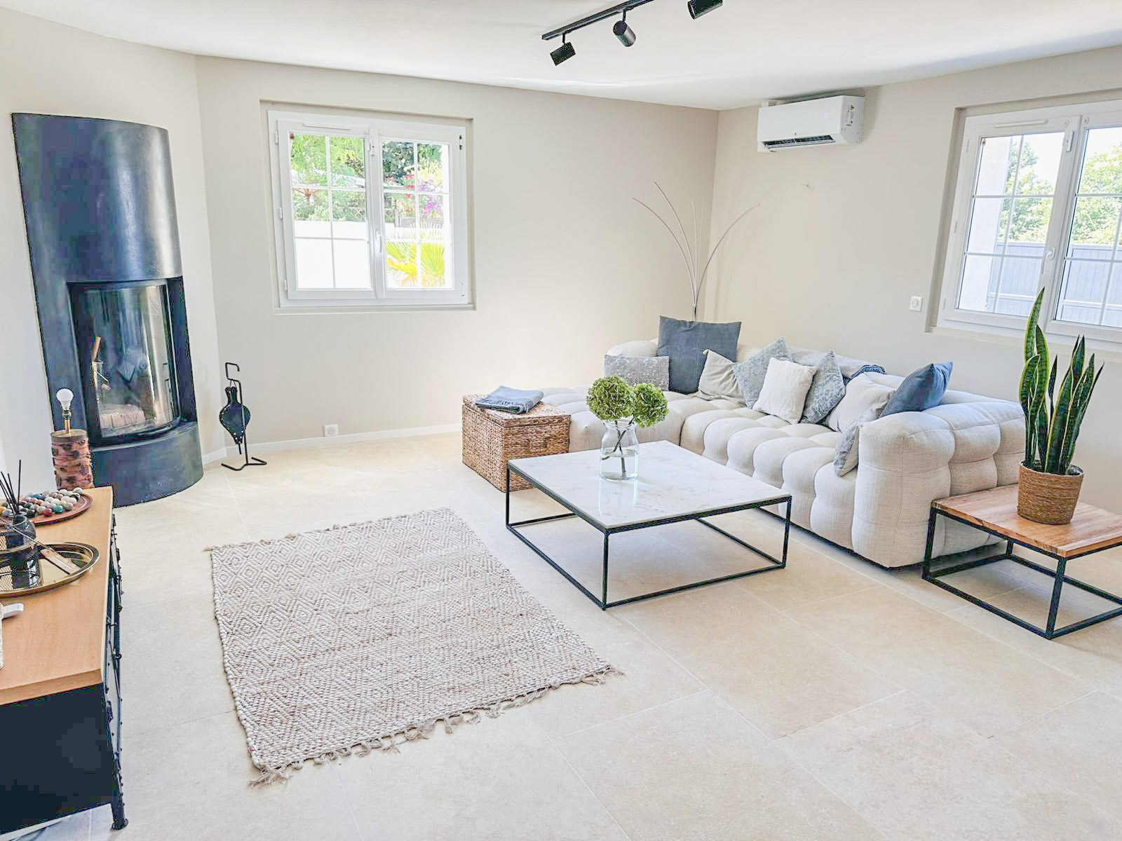 Espace extérieur avec pool house et jardin méditerranéen
