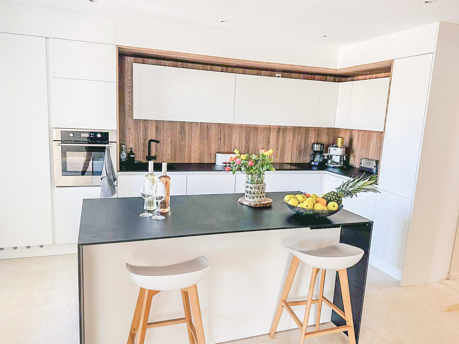 Espace de vie lumineux de la villa rénovée à Montauroux