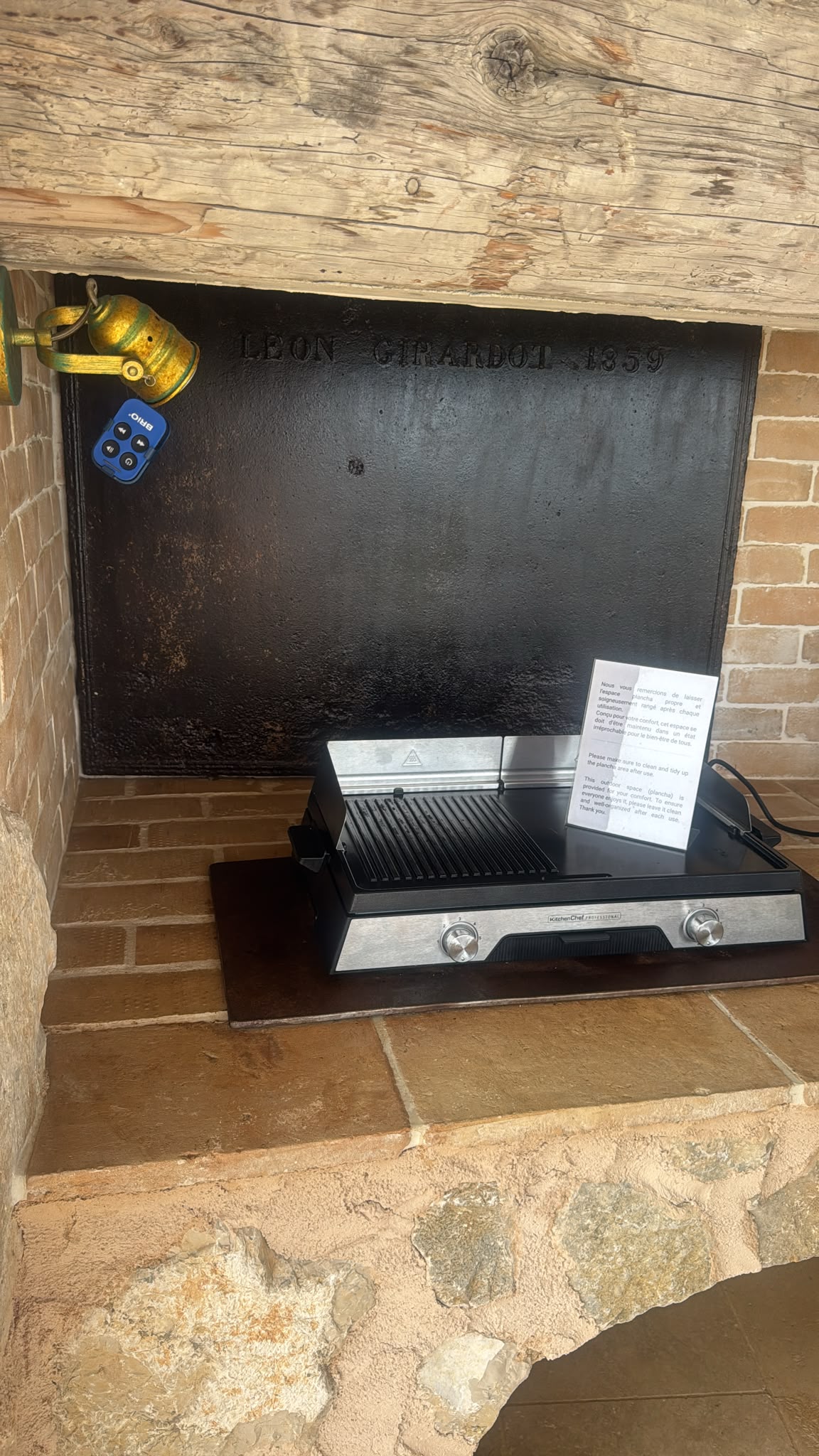 Emplacement de la télécommande de l’éclairage de la piscine, sur la petite lampe près du barbecue